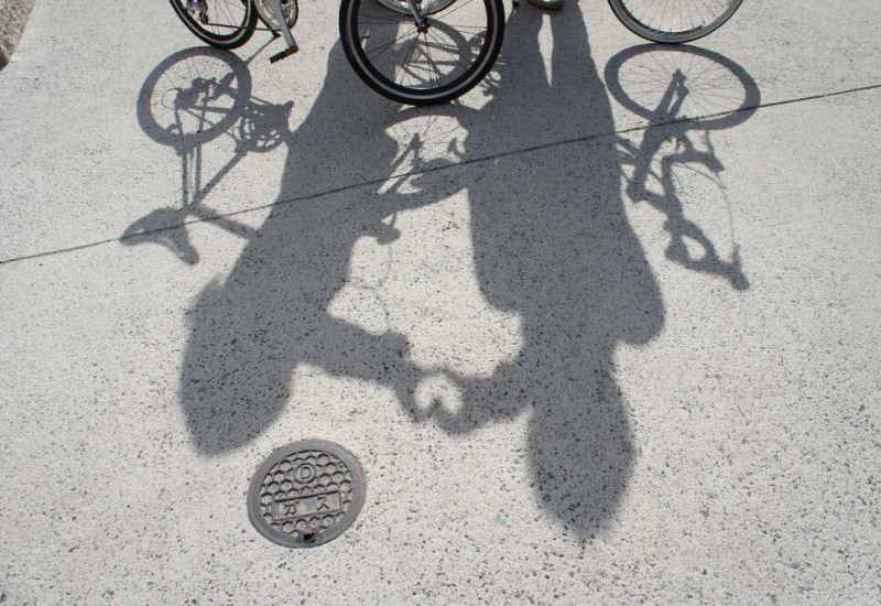 自転車とカップルの影