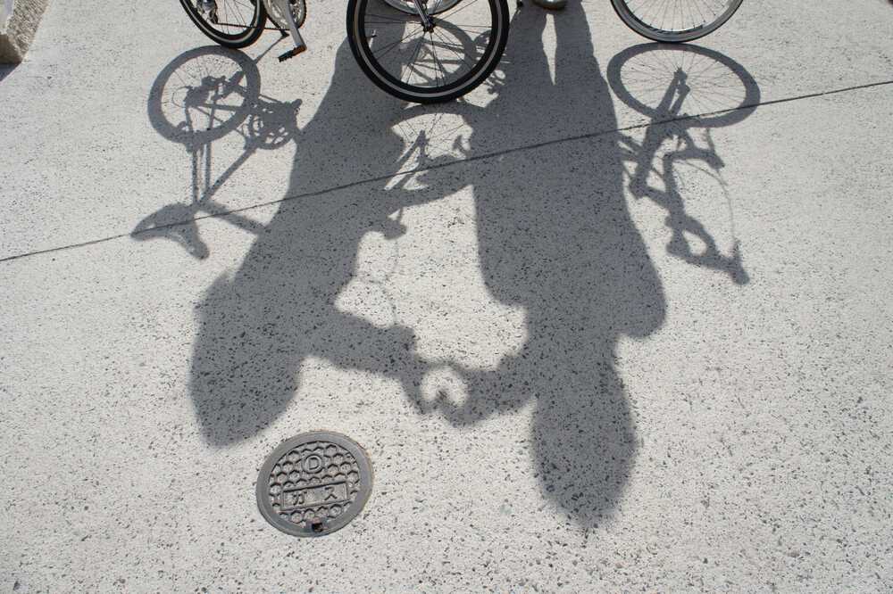 自転車とカップルの影